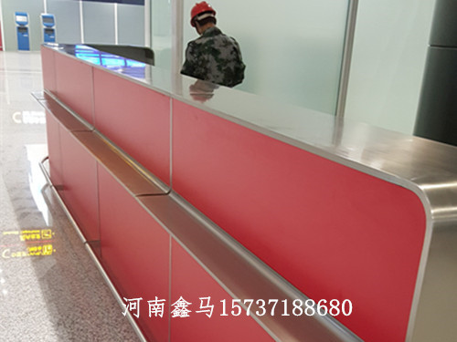 新鄭機場不銹鋼服務(wù)臺安裝現(xiàn)場.jpg